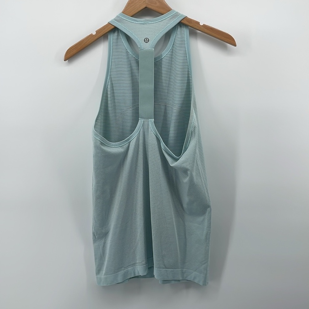Lululemon Workout Tank in Light Blue 8 A6 - Picture 2 of 5